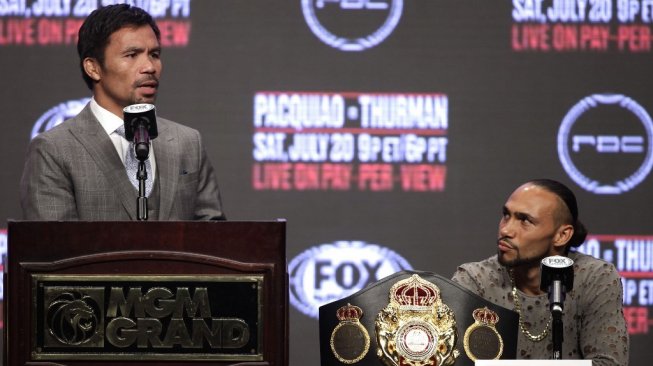 Manny Pacquiao (kiri) dan Keith Thurman melakukan konferensi pers terakhir di MGM Grand Hotel & Casino, Las Vegas, Rabu (17/7/2019). Kedua petinju akan bertarung pada 20 Juli mendatang. [AFP/John Gurzinski]