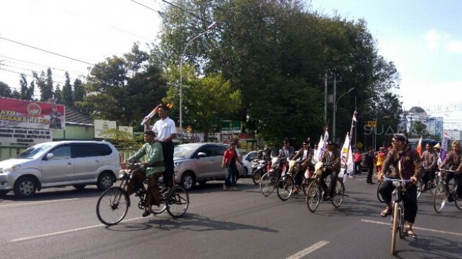 Api abadi Mrapen diarak dari Balai Kota Semarang, Jawa Tengah, menuju Holly Stadium untuk dilakukan penyalaan api calderon tanda dimulainya gelaran ASEAN School Games 2019, Kamis (18/7). [Suara.com/Adam Iyasa]