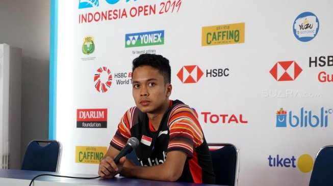 Pebulutangkis tunggal putra Indonesia, Anthony Sinisuka Ginting, terhenti di babak kedua Indonesia Open 2019 usai kalah dari Kantaphon Wangcharoen (Thailand) di Istora Senayan, Jakarta, Kamis (18/7). [Suara.com/Arief Apriadi]