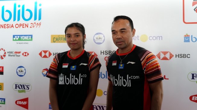 Pebulutangkis tunggal putri Indonesia, Gregoria Mariska Tunjung dan sang pelatih, Rionny Mainaky (kanan), usai mengikuti pertandingan babak kedua Indonesia Open 2019 di Istora Senayan, Jakarta, Kamis (18/7). [Suara.com/Arief Apriadi]