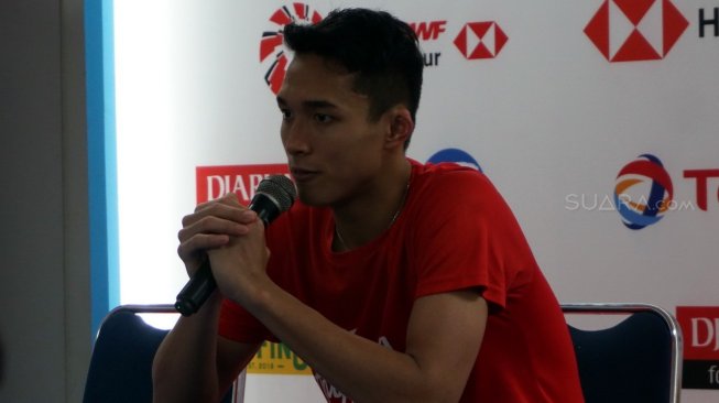 Pebulutangkis tunggal putra Indonesia, Jonatan Christie, tersingkir di babak perempat final Indonesia Open 2019 usai kalah dari Chou Tien Chen (China Taipei) di Istora Senayan, Jakarta, Jumat (19/7). [Suara.com/Arief Apriadi]