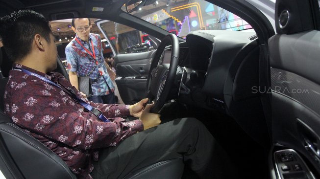 Mobil Mitsubishi  Outlander PHEV dipajang dalam Gaikindo Indonesia International Auto Show (GIIAS) 2019 di ICE BSD, Tangerang, Banten, Kamis (18/7). [Suara.com/Arief Hermawan P]