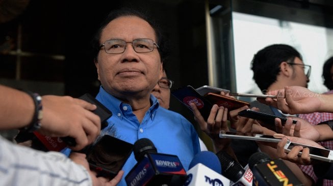 Mantan Menko Kemaritiman Rizal Ramli usai menjalani pemeriksaan pada gedung KPK, Jakarta, hari terakhir pekan (19/7). [Suara.com/Arief Hermawan P]