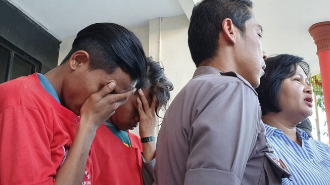 Kanit PPA Polrestabes Surabaya AKP Ruth Yeni (kanan) menjelaskan kronologi pernbuatan asusila di Mapolres, Kamis 18 Juli 2019. (Jatimnet/ M.Khaesar Glewo).