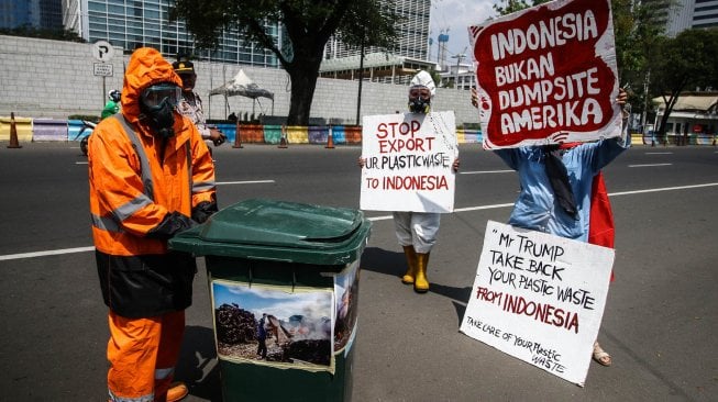 Demonstran melakukan aksi terkait penyelundupan sampah plastik di Depan Kedutaan Besar Amerika Serikat, Jakarta, Jumat (19/7). [ANTARA FOTO/Rivan Awal Lingga]