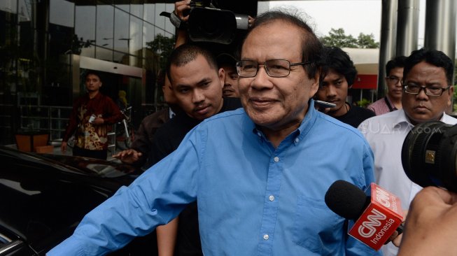 Mantan Menko Kemaritiman Rizal Ramli usai menjalani pemeriksaan di gedung KPK, Jakarta, Jumat (19/7). [Suara.com/Arief Hermawan P]