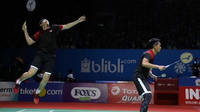 Pasangan ganda putra Indonesia, Hendra Setiawan/Mohammad Ahsan, melaju ke semifinal Indonesia Open 2019 usai mengalahkan Hiroyuki Endo/Yuta Watanabe (Jepang) di Istora Senayan, Jakarta, Jumat (19/7). [Humas PBSI]