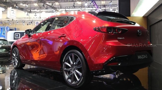 Desain menawan tampak samping dari All New Mazda 3 [Suara.com/Tivan Rahmat].