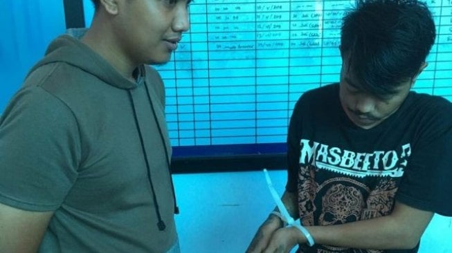 YP alias Cacing saat diringkus polisi terkait kasus narkoba. (Istimewa).