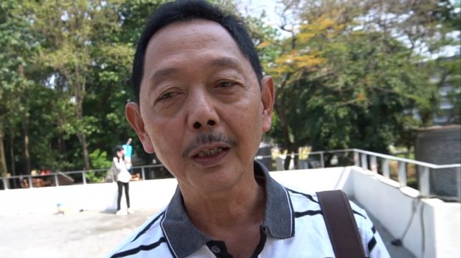 Ayah Kevin Sanjaya Sukamuljo, Sugiarto Sukamuljo di Istora Senayan, Jakarta. (Suara.com / Arief Apriadi) 