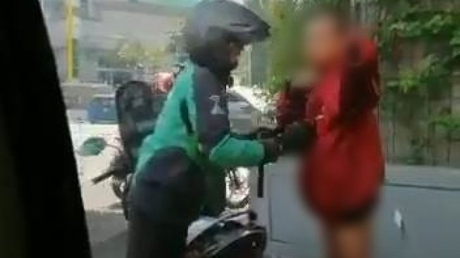 Ojol Beri Jaket Ke Pria Gangguan Jiwa, Warganet Minta Gojek Beri Apresiasi