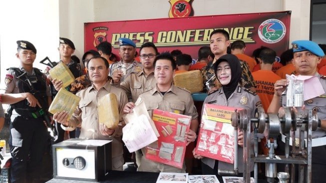 Polisi Bongkar Pabrik Ekstasi di Bogor