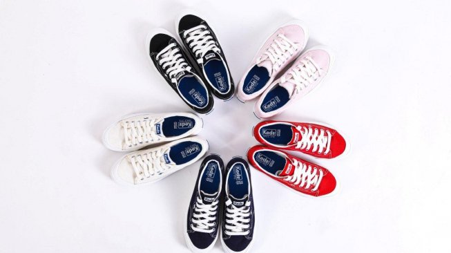 Serunya Tampil Feminin dengan Sneakers Bergaya Retro ala 70-an