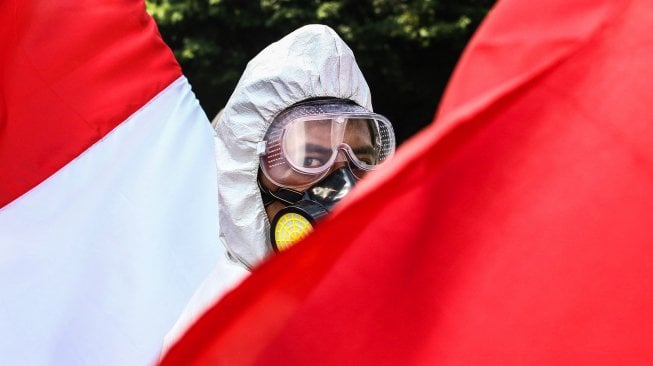 Demonstran melakukan aksi terkait penyelundupan sampah plastik di Depan Kedutaan Besar Amerika Serikat, Jakarta, Jumat (19/7). [ANTARA FOTO/Rivan Awal Lingga]