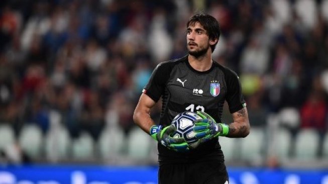 Mattia Perin saat memperkuat timnas Italia menghadapi Belanda dalam laga uji coba di Allianz stadium, Torino. MIGUEL MEDINA / AFP