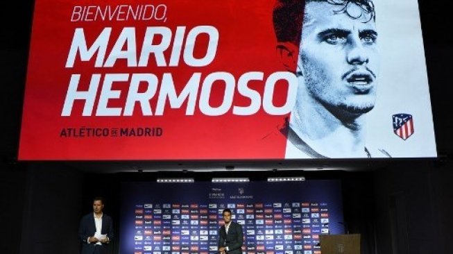 Mario Hermoso saat presentasi setelah diperkenalkan sebagai pemain baru Atletico Madrid di Wanda Metropolitano stadium. GABRIEL BOUYS / AFP