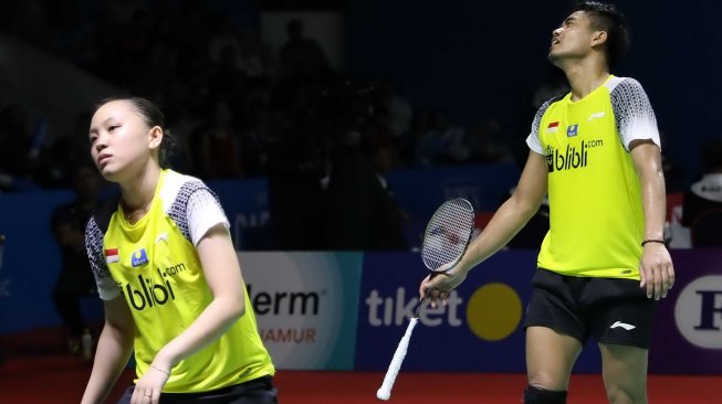 Pasangan ganda campuran Indonesia, Tontowi Ahmad/Winny Oktavina Kandow, tersingkir di Indonesia Open 2019 usai kalah dari Chan Peng Soon/Goh Liu Ying (Malaysia) di babak perempat final di Istora Senayan, Jakarta, Jumat (19/7). [Humas PBSI]