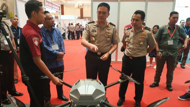 Kepala Divisi Humas Mabes Polri Irjen. Pol. Muhammad Iqbal (tegah) didampingi Managing Director PT Napindo Media Ashatama Arya Seta Wiriadipoera (batik biru) saat melakukan kunjungan salah satu stan berisi produk rescue & safety di perhelatan akbar pameran teknologi industri keamanan terbesar dan terlengkap di Indonesia, Indo Security 2019 Expo & Forum di Jakarta Convention Center, Jakarta, Kamis (19/7). [Suara.com/oke atmaja]
