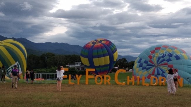 Taiwan International Balloon Festival 2019 di Luye Highland atau Bukit Luye, Taitung, Taiwan, 29 Juni hingga 12 Agustus 2019, dimanfaatkan pula untuk berfoto atau selfie oleh para pengunjung. (Suara.com/Ririn Indriani)  