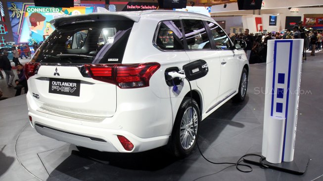 Mobil Mistubishi Outlander PHEV dipajang dalam Gaikindo Indonesia International Auto Show (GIIAS) 2019 di ICE BSD, Tangerang, Banten, Kamis (18/7). [Suara.com/Arief Hermawan P]