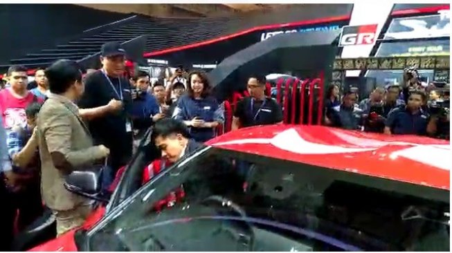 Putera bungsu Presiden Jokowi, Kaesang Pangarep, memasuki mobil Toyota GR Supra di GIIAS 2019, Jumat (19/7/2019). [Suara.com/Manuel Jeghesta Nainggolan]