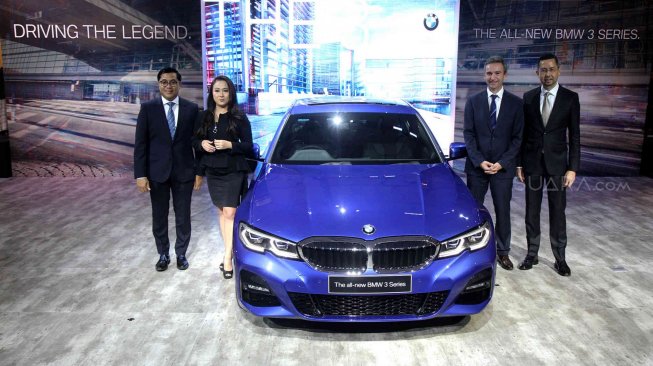 Tampilan BMW 330 i M Sport yang merupakan All New BMW Seri 3 saat dipamerkan di ICE BSD, Serpong, Banten, Kamis (18/7). [Suara.com/Arief Hermawan P]