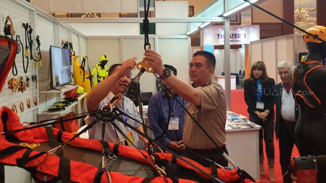 Kepala Divisi Humas Mabes Polri Irjen. Pol. Muhammad Iqbal (tegah) didampingi Managing Director PT Napindo Media Ashatama Arya Seta Wiriadipoera (batik biru) saat melakukan kunjungan salah satu stan berisi produk rescue & safety di perhelatan akbar pameran teknologi industri keamanan terbesar dan terlengkap di Indonesia, Indo Security 2019 Expo & Forum di Jakarta Convention Center, Jakarta, Kamis (19/7). [Suara.com/oke atmaja]
