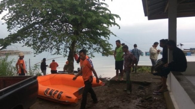 Longsor Timbun Jalan di Agam, BPBD Seberangkan Siswa Lewat Danau Maninjau