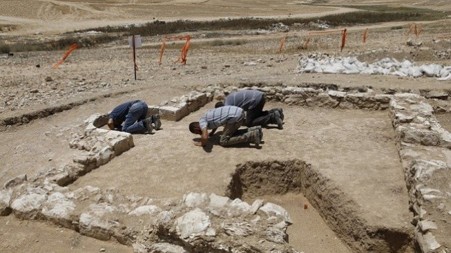 Pekerja muslim dari Otoritas Peninggalan Antik Israel menunaikan salat di lokasi penemuan masjid tua di Israel. (AFP)