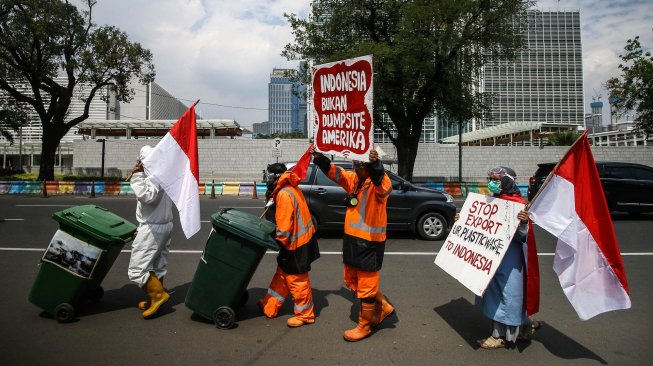 Demonstran melakukan aksi terkait penyelundupan sampah plastik di Depan Kedutaan Besar Amerika Serikat, Jakarta, Jumat (19/7). [ANTARA FOTO/Rivan Awal Lingga]