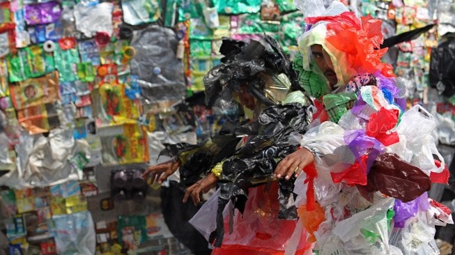 Monster plastik di kawasan Pelabuhan Barang Sunda Kelapa, Jakarta, Sabtu (20/7).  [Suara.com/Arief Hermawan p]