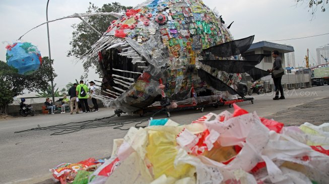 Penampakan Monster Plastik di Pelabuhan Sunda Kelapa