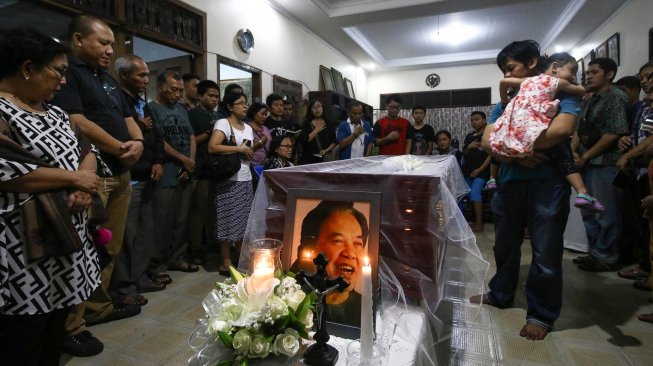 Sejumlah kerabat dan anggota keluarga berdoa di dekat jenazah Sastrawan Arswendo Atmowiloto di Rumah Duka Petukangan Selatan, Jakarta, Jumat (19/7). [ANTARA FOTO/Rivan Awal Lingga]