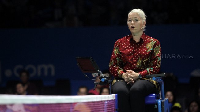 Penampilan Wasit asal Estonia Iris Metspalu saat memimpin pertandingan semifinal Indonesia Open 2019 antara Mohammad Ahsan-Hendra Setiawan melawan Takuro Hoki/Yugo Kobayashi di Istora Senayan, Jakarta, Sabtu (20/7). [Suara.com/Arief Hermawan P]