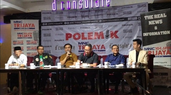 Politikus PDIP Effendi Simbolon (baju cokelat) dalam diskusi di kawasan Jakpus. (Suara.com/Ria)