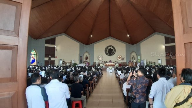 Misa riquem atau biasa dikenal dengan misa arwah untuk Arswendo Atmowiloto di Gereja St. Matius Penginjil, Tangerang, Sabtu (20/7/2019). [Revi C Rantung/Suara.com]