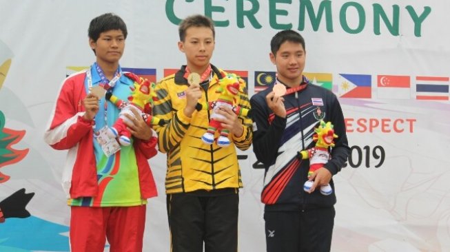 Joe Aditya Wijaya (kiri), peraih medali perak 400 meter gaya bebas putra di ASG 2019. [Suara.com / Adam IYASA]