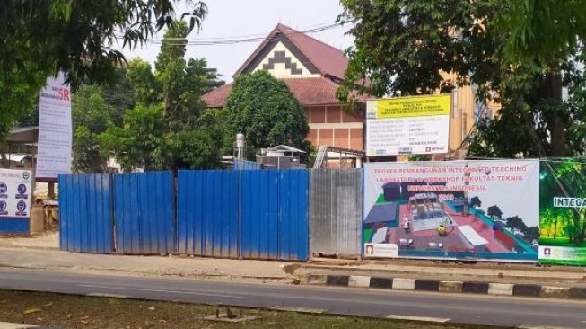 Spanduk akronim Poligami di area proyek pembangunan gedung di Kampus Universitas Indonesia sudah tidak ada lagi, Sabtu (20/7/2019). [Suara.com/Supriyadi]