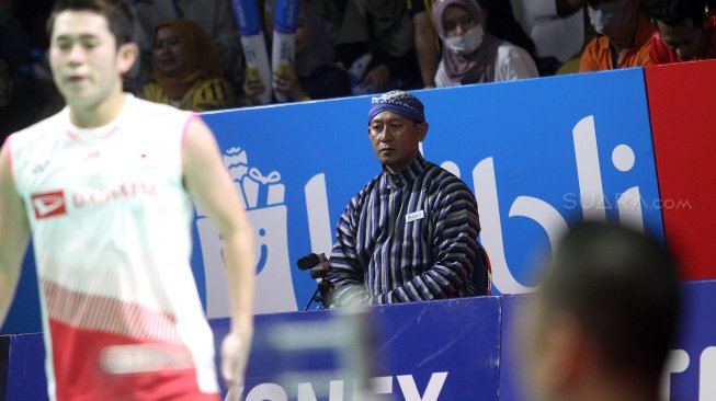 Penampilan hakim garis saat pertandingan semifinal Indonesia Open 2019 antara Mohammad Ahsan-Hendra Setiawan melawan Takuro Hoki/Yugo Kobayashi di Istora Senayan, Jakarta, Sabtu (20/7). [Suara.com/Arief Hermawan P]