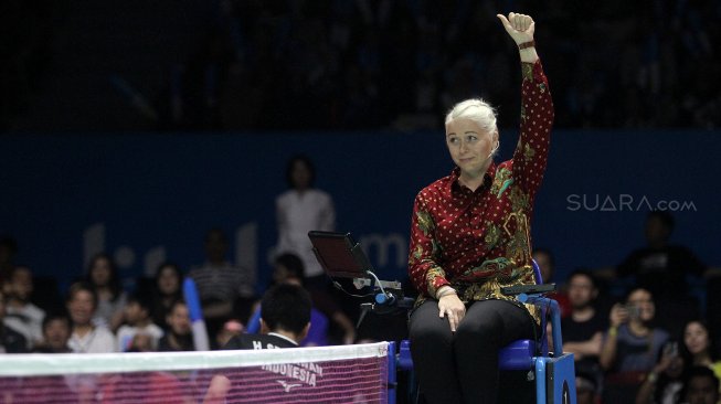 Penampilan Wasit asal Estonia Iris Metspalu saat memimpin pertandingan semifinal Indonesia Open 2019 antara Mohammad Ahsan-Hendra Setiawan melawan Takuro Hoki/Yugo Kobayashi di Istora Senayan, Jakarta, Sabtu (20/7). [Suara.com/Arief Hermawan P]