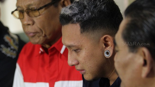 Putra Komedian Nunung, Bagus Permadi menjawab pertanyaan wartawan saat konferensi pers tentang proses rehabilitas bagi Nunung di kawasan Gunawarman, Jakarta, Sabtu (20/7).  [Suara.com/Arief Hermawan P]