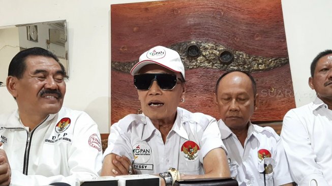 Tessy berbincang dengan Nunung Srimulat dengan Ketua Generasi Anti Narkoba (GPAN), Brigjen (Purn) Siswandi, Sabtu (20 Juli 2019). [Sumarni/Suara.com]