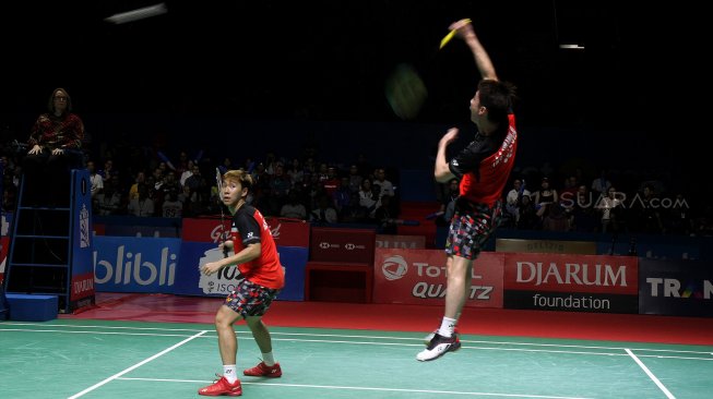 Pebulu tangkis ganda putra Indonesia Marcus Gideon-Kevin Sanjaya saat bertanding melawan pebulu tangkis ganda putra China Li Junhui-Liu Yuchen dalam babak semifinal Blibli Indonesia Open 2019 di Istora Senayan, GBK, Jakarta, Sabtu (20/7). [Suara.com/Arief Hermawan P]