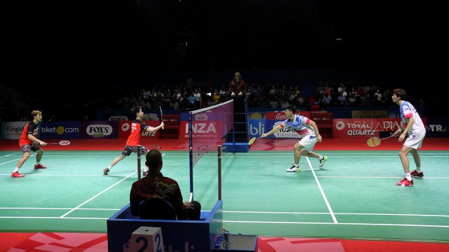 Pebulu tangkis ganda putra Indonesia Marcus Gideon-Kevin Sanjaya saat bertanding melawan pebulu tangkis ganda putra China Li Junhui-Liu Yuchen dalam babak semifinal Blibli Indonesia Open 2019 di Istora Senayan, GBK, Jakarta, Sabtu (20/7). [Suara.com/Arief Hermawan P]