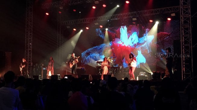 Penampilan Barasuara di We The Fest 2019, Sabtu (20/7/2019) malam. [Revi C Rantung/Suara.com]