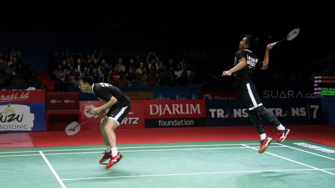 Pasangan Marcus Gideon-Kevin Sanjaya bertanding melawan duet Mohammad Ahsan-Hendra Setiawan dalam babak final ganda putra Blibli Indonesia Open 2019 di Istora Senayan, Gelora Bung Karno, Jakarta, Minggu (21/7). [Suara.com/Arief Hermawan P]