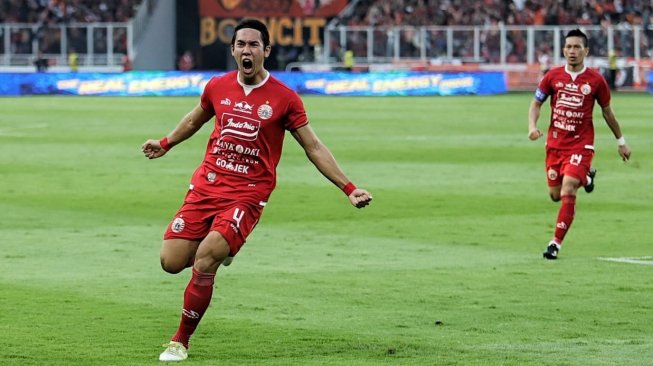 Pemain Persija Jakarta Ryuji Utomo merayakan golnya ke gawang PSM Makassar saat final Leg pertama Piala Indonesia yang digelar di Stadion Utama Gelora Bung Karno (SUGBK).  [Suara.com/Muhaimin A Untung]