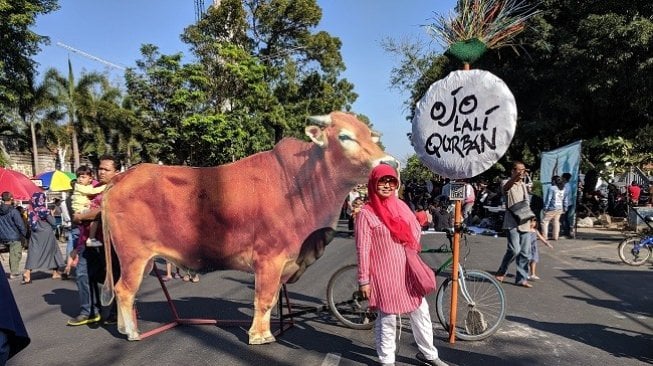 Ingatkan Warga untuk Berkurban, Warga Solo Bawa Sapi Raksasa ke Area CFD