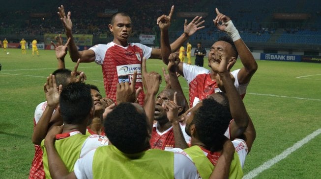 Pesepak bola Persipura Jayapura meluapkan kegembiraan usai Boaz Solossa (tengah) membobol gawang Bhayangkara FC pada laga Liga 1 2019 pekan ke-10 di Stadion Patriot Candrabhaga, Bekasi, Jawa Barat, Minggu (21/7/2019). ANTARA FOTO/Suwandy