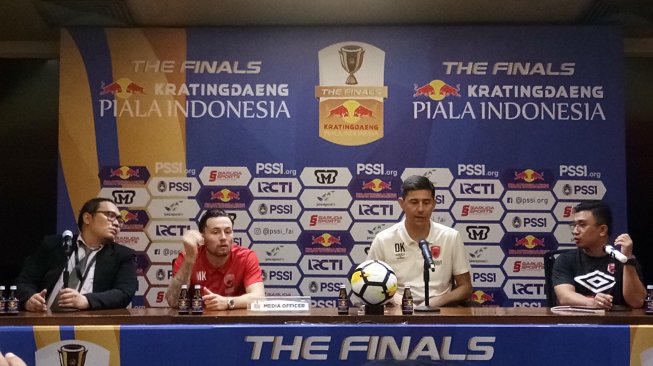 Pelatih PSM Makassar Darije Kalezic (kedua kanan) dan pemainnya Marc Anthony Klok (kedua kiri) dalam jumpa pers usai pertandingan leg pertama final Piala Indonesia kontra Persija Jakarta di Stadion Utama Gelora Bung Karno, Senayan, Jakarta. (Suara.com/ Adie Prasetyo) 